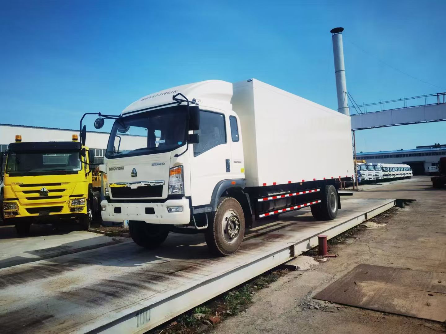 Sinotruk Howo 4x2 vanboxi veoauto